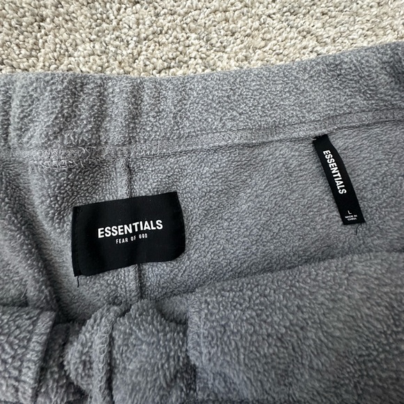 Essentials shorts - Picture 2 of 4